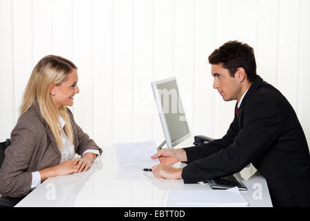 Un uomo donna che parlano in un ufficio Foto Stock