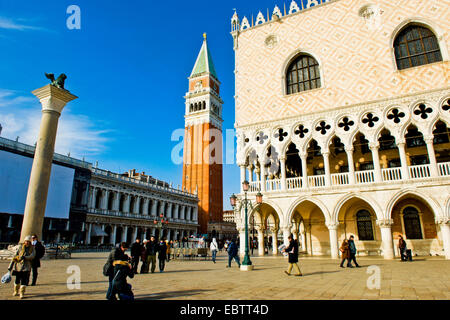 Piazza San Marco con il Palazzo del Doge e il Campanile di San Marco, l'Italia, Venezia Foto Stock