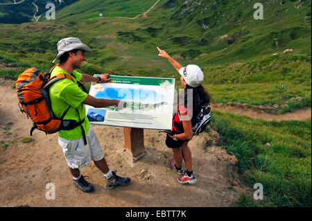 Due vagabondi orientare a un indicatore di Viewpoint, Francia, Savoie, Parco Nazionale della Vanoise Foto Stock