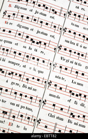 Aprire il messale e libro dei canti di un sacerdote in lingua latina Foto Stock