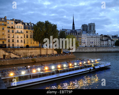 Bateaux Mouche, escursione in barca sul fiume Senna, Notre Dame de Paris cathedral in background, Francia, Parigi Foto Stock