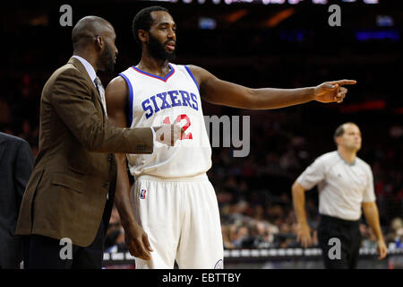 Novembre 29, 2014: PHILADELPHIA 76ers avanti Luc Richard Mbah un Moute (12) parla di cose oltre con assistant coach Lloyd Pierce durante il gioco NBA tra Dallas Mavericks e la Philadelphia 76ers presso la Wells Fargo Center di Philadelphia, Pennsylvania. Il Dallas Mavericks ha vinto 110-103. Foto Stock