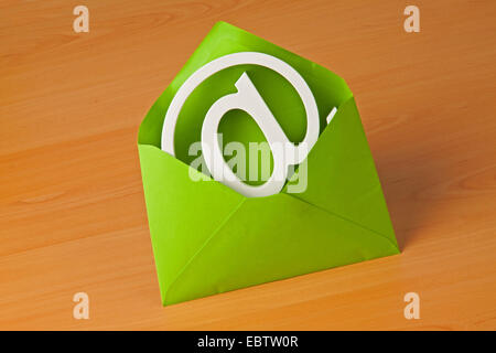 E-mail firmare bloccata in una busta verde Foto Stock