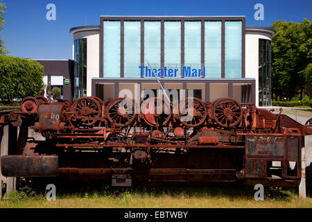 L'opera d'arte "La Tortuga' da Wolf Vostell fatta di un arrugginito vecchia locomotiva capovolto nella parte anteriore di Marl Theatre, in Germania, in Renania settentrionale-Vestfalia, la zona della Ruhr, Marl Foto Stock