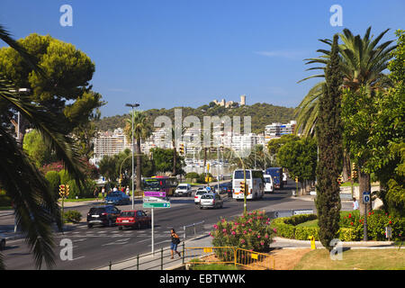 Scena urbana, storico castello Bellver in background, Spagna, Balearen, Mallorca, Palma Foto Stock