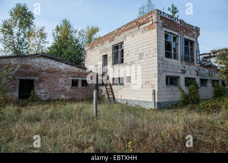 Edifici in kolkhoz nel villaggio Korohod, Chernobyl Zona di esclusione, Ucraina Foto Stock