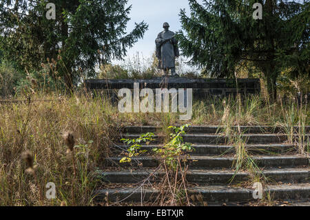 Monumento di guerra nel villaggio Korohod, Chernobyl Zona di esclusione, Ucraina Foto Stock