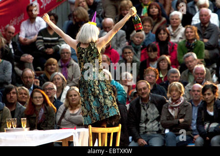 Spettacolo teatrale del Theater an der Ruhr in Raffelpark durante l'evento Weisse Naechte, in Germania, in Renania settentrionale-Vestfalia, la zona della Ruhr, Muelheim an der Ruhr Foto Stock