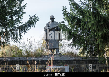 Monumento di guerra nel villaggio Korohod, Chernobyl Zona di esclusione, Ucraina Foto Stock