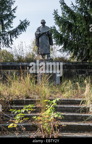 Monumento di guerra nel villaggio Korohod, Chernobyl Zona di esclusione, Ucraina Foto Stock