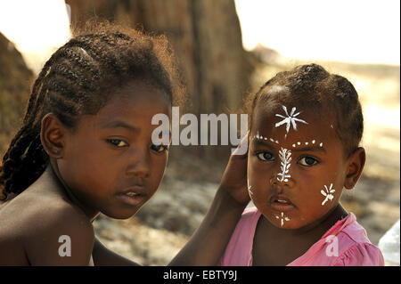 Bambina con la faccia dipinta, Madagascar, Nosy Be Foto Stock