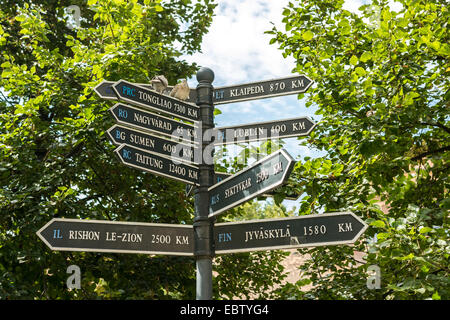 Direzione segni indicano le distanze di diverse città da Debrecen, Ungheria. Foto Stock