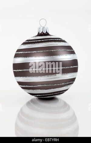 Grigio-argento striato Pallina natale Foto Stock