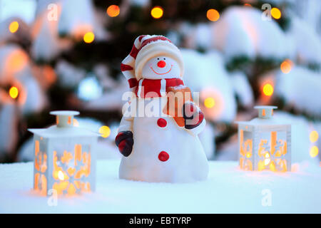 Decorazione di natale con uomo di neve e lanterne Foto Stock