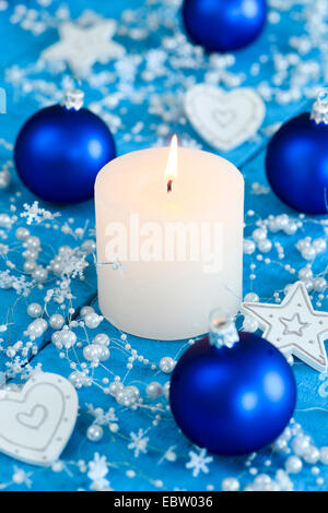 Decorazione di natale con blu baubles di Natale e candela Foto Stock