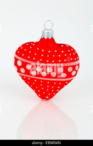 Cuore rosso a forma di albero di Natale sfera Foto Stock