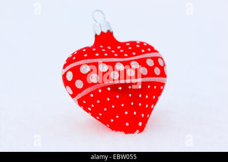 Cuore rosso a forma di albero di Natale sfera Foto Stock
