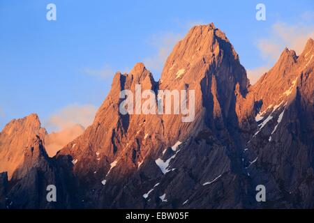 La gamma della montagna "Engelhoerner' nel post-incandescenza, Svizzera Oberland bernese Foto Stock