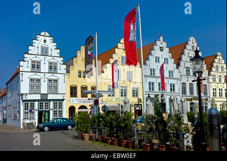 Fila di case storiche presso la piazza del mercato, Germania, Schleswig-Holstein, Frisia settentrionale, Friedrichstadt Foto Stock