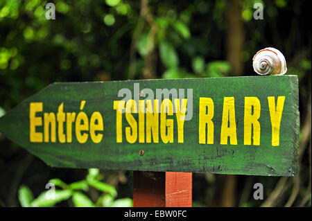 Ingresso sign di Tsingy de Bemaraha National Park, Madagascar, Ankarana Parco Nazionale Foto Stock