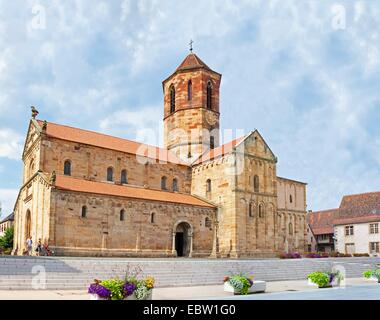 La chiesa romanica Saints-Pierre-et-Paul alla Rue du General de Gaulle, Francia, Bas-Rhin, Alsazia, Rosheim Foto Stock