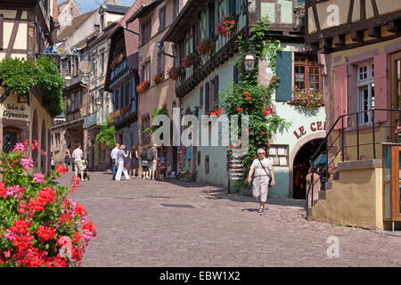 I turisti passeggiano per la rue du General de Gaulle, Francia, Haut-Rhin, Alsazia, Riquewihr, Reichenweier Foto Stock