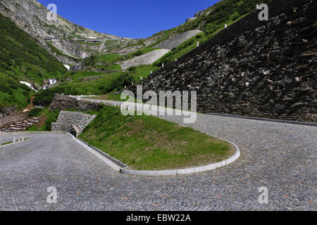 Avvolgimento di strada fino a San Gottardo, Svizzera Ticino Foto Stock