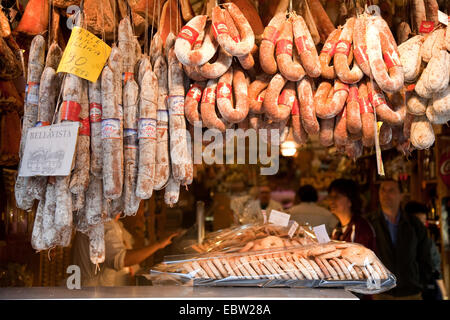 Salsiccia secca appesi nella vetrina di un negozio di gastronomia, Italia, Roma Foto Stock
