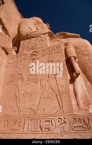 Rilievo murale a facciata di Abu Simbel templi, Egitto, Abu Simbel Foto Stock