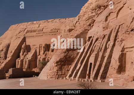 Abu Simbel templi con il tempio di Hathor e Nefertari, il piccolo tempio, Egitto, Abu Simbel Foto Stock