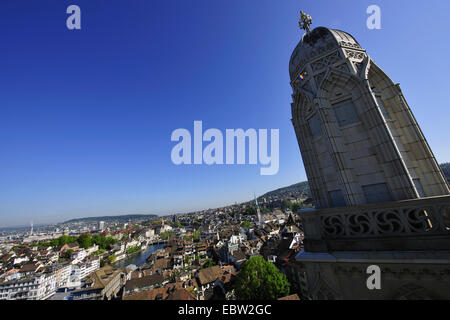 Vista della città vecchia e la torre di Grossmunster, Svizzera, Zurigo Foto Stock