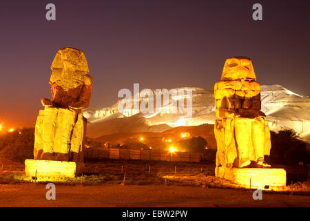 Illuminata Colossi di Memnon di notte, due enormi statue di pietra del faraone Amenhotep III, Egitto, Theben-West, Luxor Foto Stock