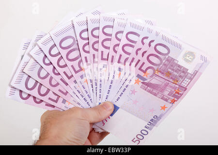 500 banconote in euro in una mano Foto Stock