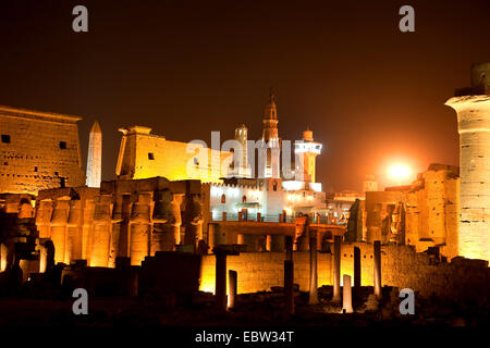 Il Tempio di Luxor con la moschea della città santa AbuAEl-Haggag nel primo cortile interno in illuminazione serale, EGITTO Luxor Foto Stock