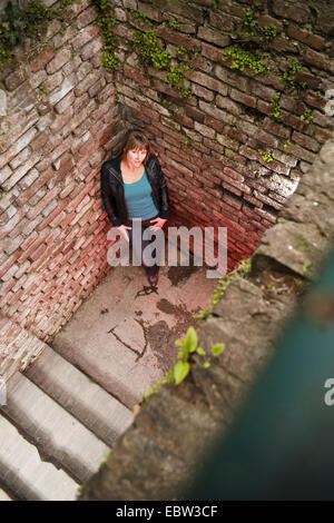 Giovane donna in piedi di concio Foto Stock
