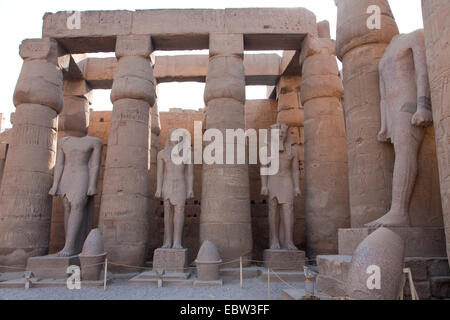 Le statue e le colonne del cortile interno del Tempio di Luxor, EGITTO Luxor Foto Stock