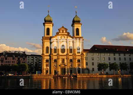 La chiesa gesuita nella luce della sera, Svizzera, Lucerna Foto Stock