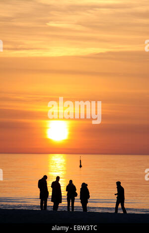 La gente sulla spiaggia al tramonto, Germania, Meclemburgo-Pomerania, Warnemuende, Rostock Foto Stock