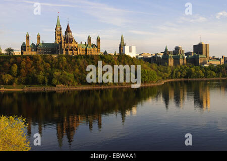 Parlamento canadese riflettente nel fiume Ottawa, Canada Ontario, Ottawa Foto Stock