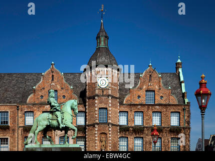 Jan Wellem statua equestre di fronte al municipio, in Germania, in Renania settentrionale-Vestfalia, Duesseldorf Foto Stock