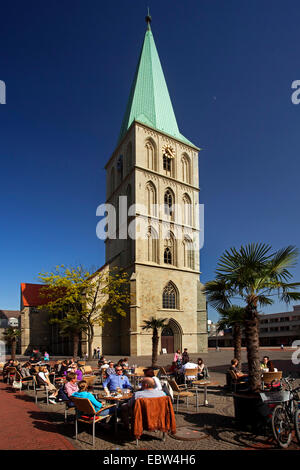 Cafè sul marciapiede davanti Pauluskirche, in Germania, in Renania settentrionale-Vestfalia, la zona della Ruhr, Hamm Foto Stock