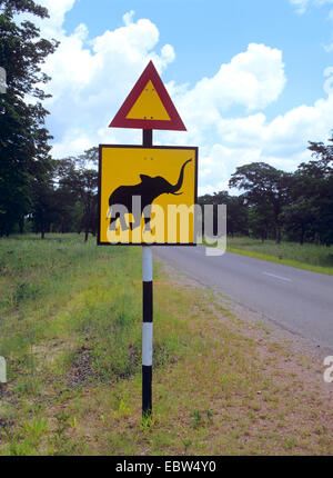 Cartello stradale "elefanti crossing', dello Zimbabwe Foto Stock