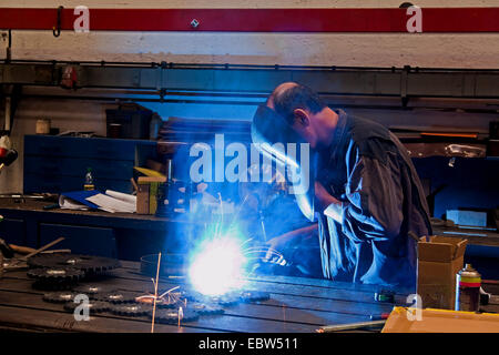 Saldatore in officina all'industria del metallo Foto Stock