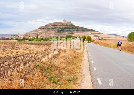 Pellegrini sulla via di San Anton a Castrojeriz, Spagna, Kastilien und Le¾n, Burgos Foto Stock