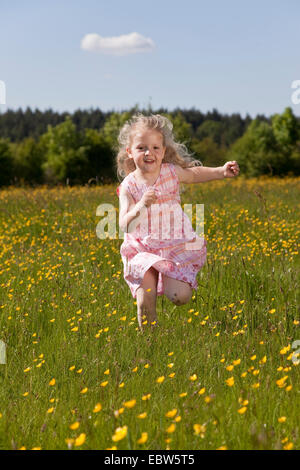 Correre nei prati. Una bambina in silhouette Foto stock - Alamy