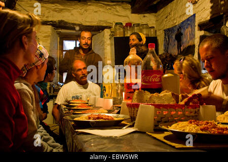 I pellegrini hanno un pasto in un ostello di pellegrini, Spagna, Leon, Kastilien, Manjarin Foto Stock