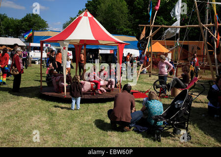 Giostra per bambini, Muetzingen, Kulturelle Landpartie, Wendland ha, Bassa Sassonia, Germania, Europa Foto Stock