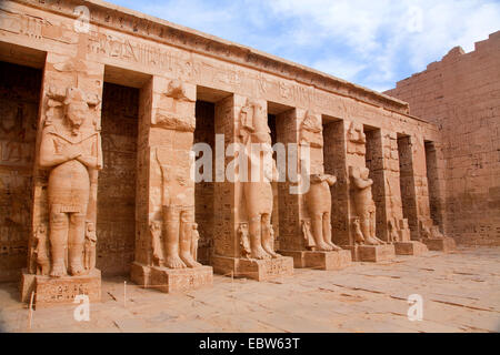 Sette colonne a forma di dio egiziano Osiris nel tempio mortuario di Ramesse III, Medinet Habu, Egitto, Theben-West, Luxor Foto Stock