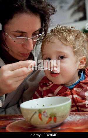 Madre che nutre il suo bambino Foto Stock