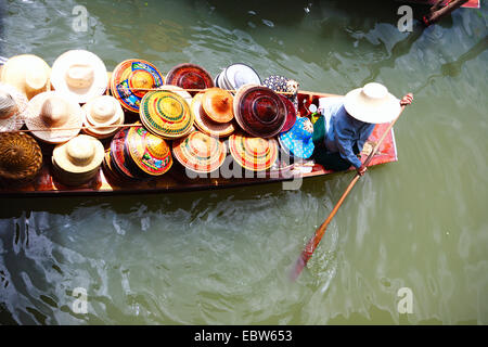 Barca con cappelli al tradizionale Mercato Galleggiante di Damnoen Saduak , della Thailandia, Bangkok Foto Stock